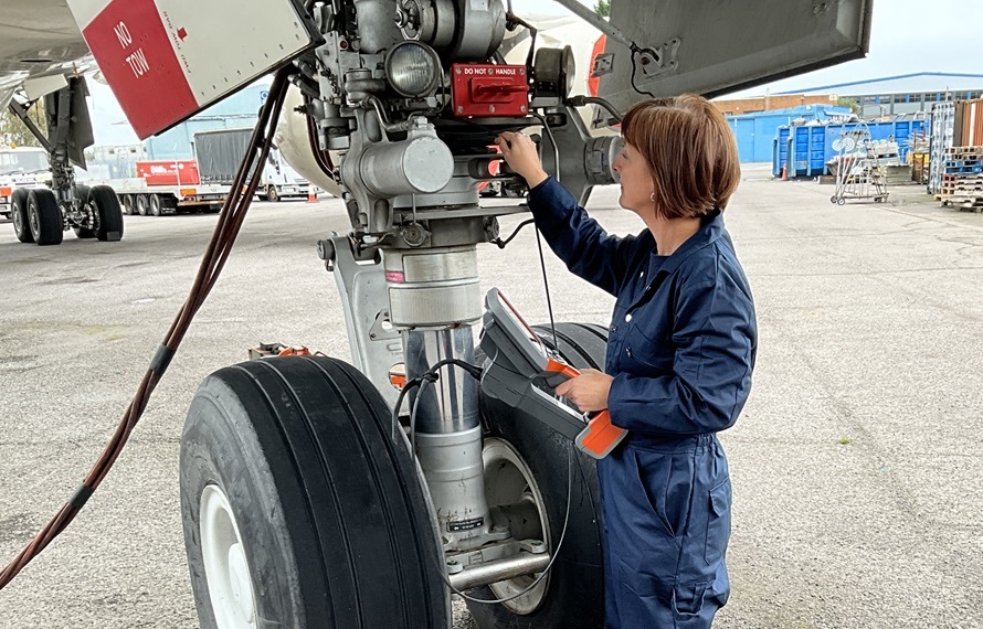 一體化手持式工業(yè)內窺鏡檢查飛機起落架快捷而高效