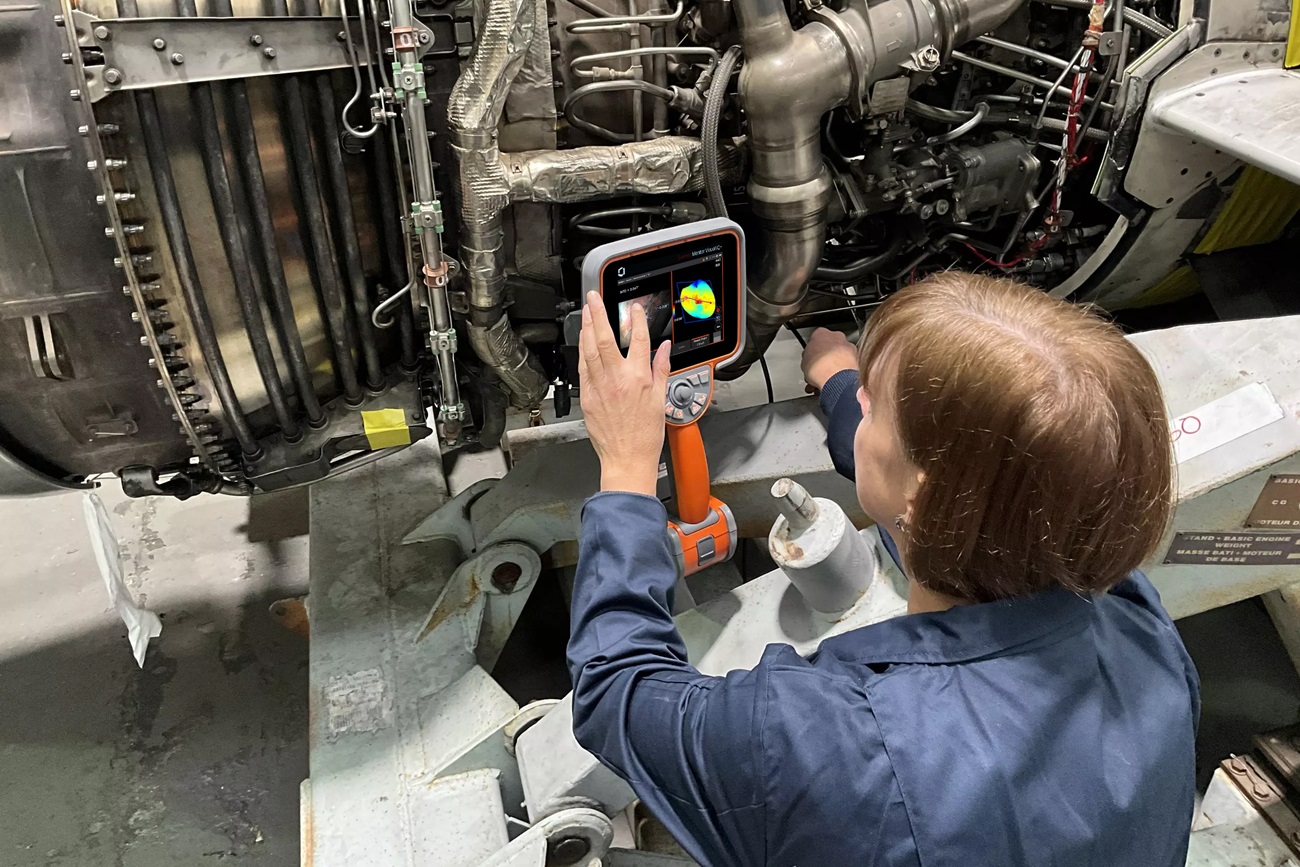 檢測航空發(fā)動機(jī)